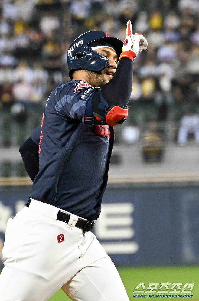 '3루타 대신 팀 배팅' 사이클링히트보다 팀이 먼저였던 레이예스...패한 뒤 LG 세리머니 멍하니 [잠실 현장]