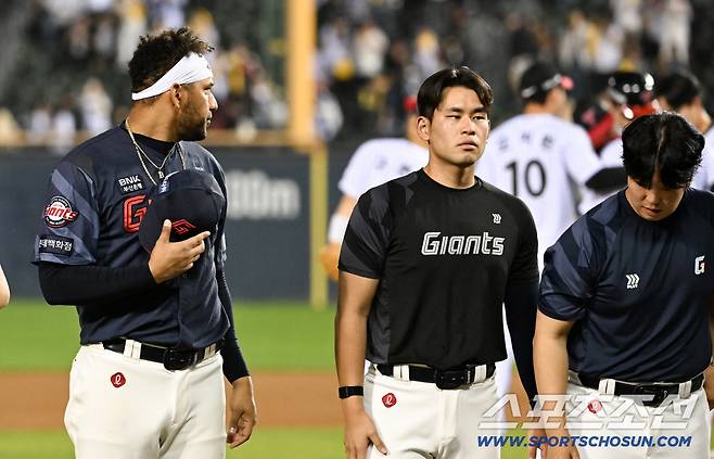 '3루타 대신 팀 배팅' 사이클링히트보다 팀이 먼저였던 레이예스...패한 뒤 LG 세리머니 멍하니 [잠실 현장]