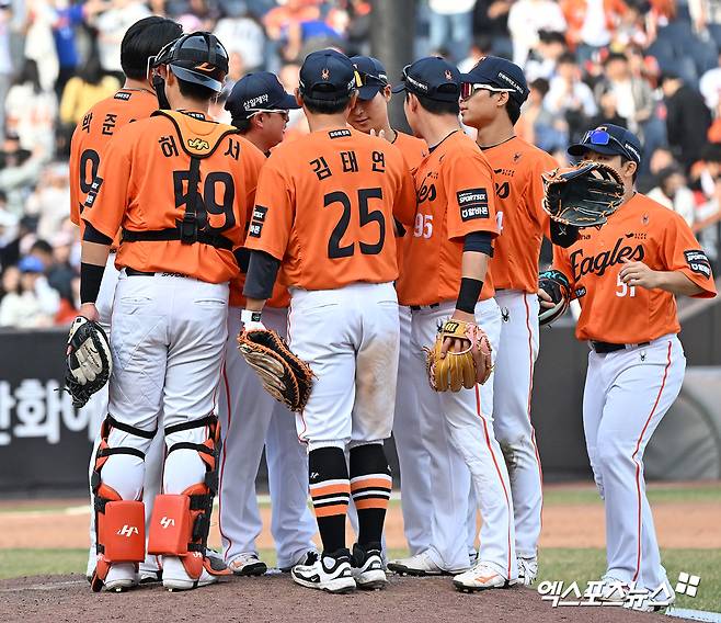 채은성 안타잖아! 선수 요청 묵살? 왜 비디오판독 신청 없었나…9회 1사, 아직 안 끝났는데