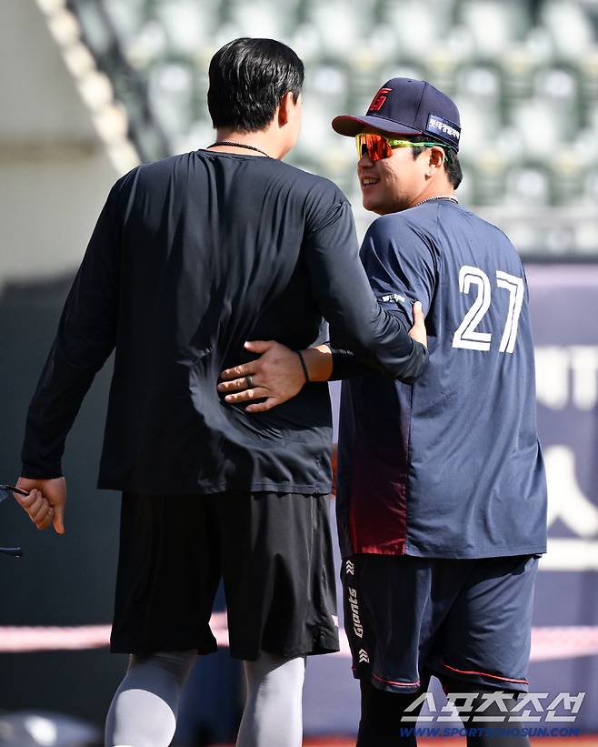 '갑자기 달려온 192cm 거구' 떠났어도 동생 걱정뿐...유강남 등에 안긴 이재원, 잠실서 훈훈 재회 [잠실 현장]