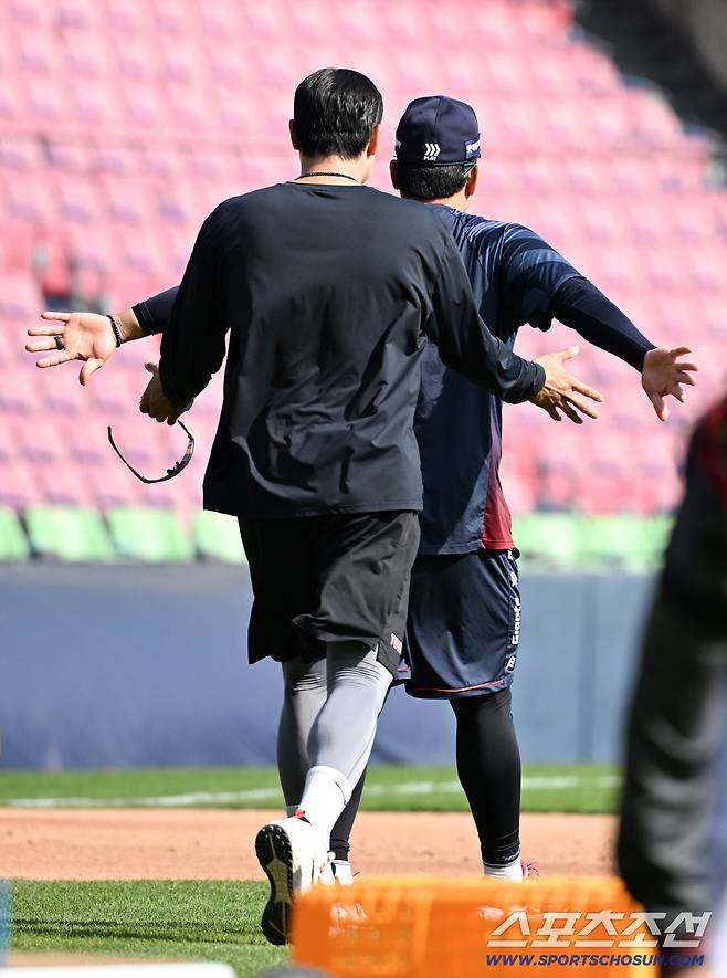 '갑자기 달려온 192cm 거구' 떠났어도 동생 걱정뿐...유강남 등에 안긴 이재원, 잠실서 훈훈 재회 [잠실 현장]