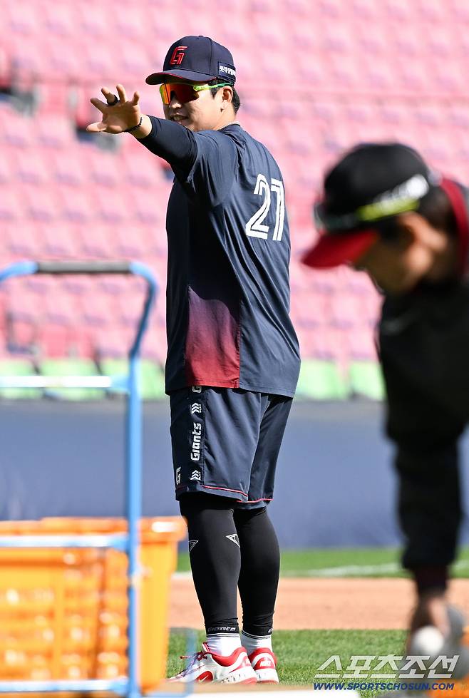 '갑자기 달려온 192cm 거구' 떠났어도 동생 걱정뿐...유강남 등에 안긴 이재원, 잠실서 훈훈 재회 [잠실 현장]