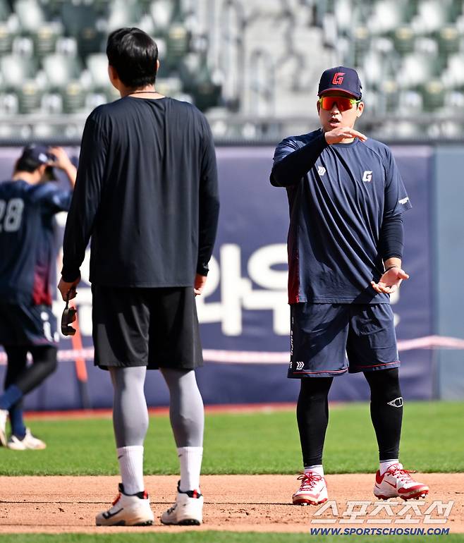 '갑자기 달려온 192cm 거구' 떠났어도 동생 걱정뿐...유강남 등에 안긴 이재원, 잠실서 훈훈 재회 [잠실 현장]