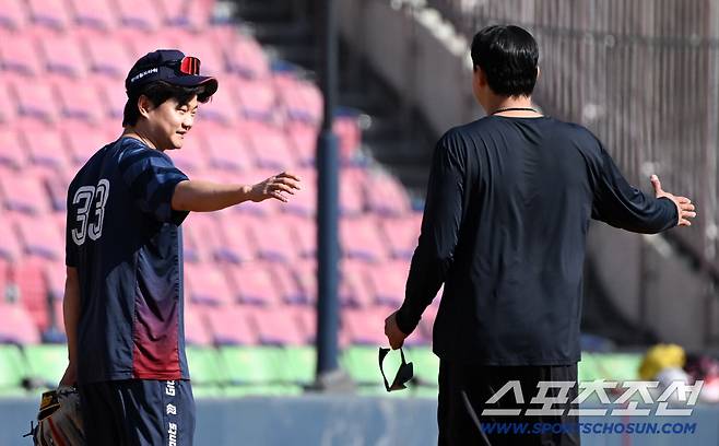 '갑자기 달려온 192cm 거구' 떠났어도 동생 걱정뿐...유강남 등에 안긴 이재원, 잠실서 훈훈 재회 [잠실 현장]