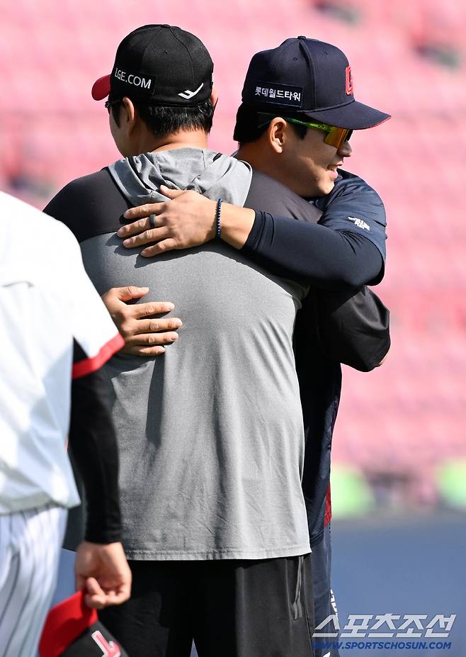 '갑자기 달려온 192cm 거구' 떠났어도 동생 걱정뿐...유강남 등에 안긴 이재원, 잠실서 훈훈 재회 [잠실 현장]