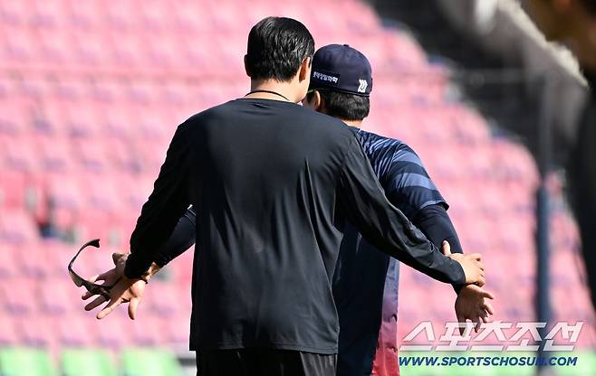 '갑자기 달려온 192cm 거구' 떠났어도 동생 걱정뿐...유강남 등에 안긴 이재원, 잠실서 훈훈 재회 [잠실 현장]