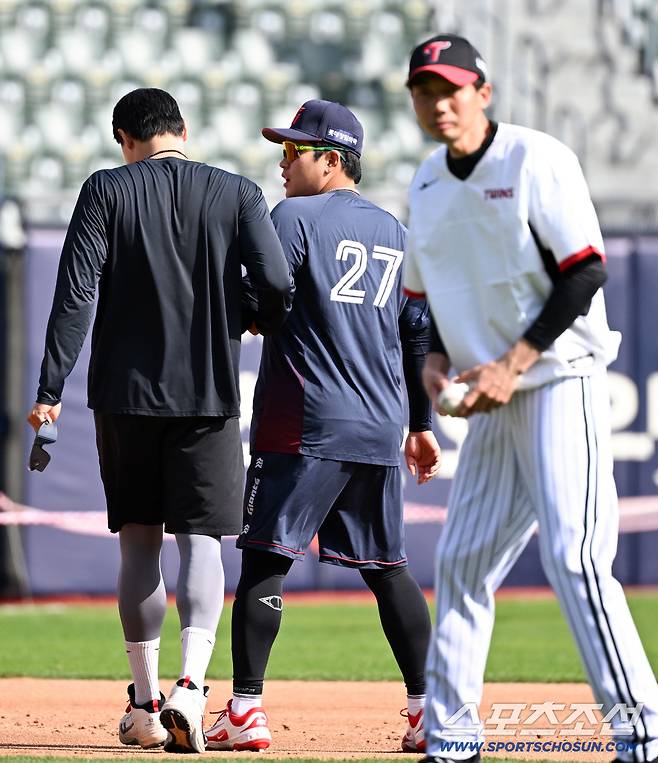 '갑자기 달려온 192cm 거구' 떠났어도 동생 걱정뿐...유강남 등에 안긴 이재원, 잠실서 훈훈 재회 [잠실 현장]