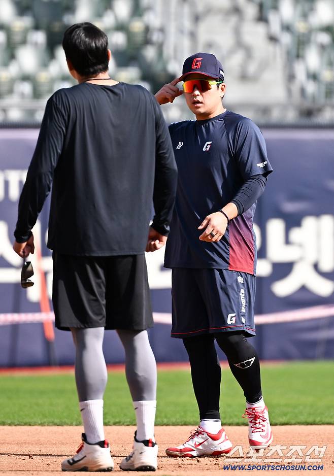 '갑자기 달려온 192cm 거구' 떠났어도 동생 걱정뿐...유강남 등에 안긴 이재원, 잠실서 훈훈 재회 [잠실 현장]