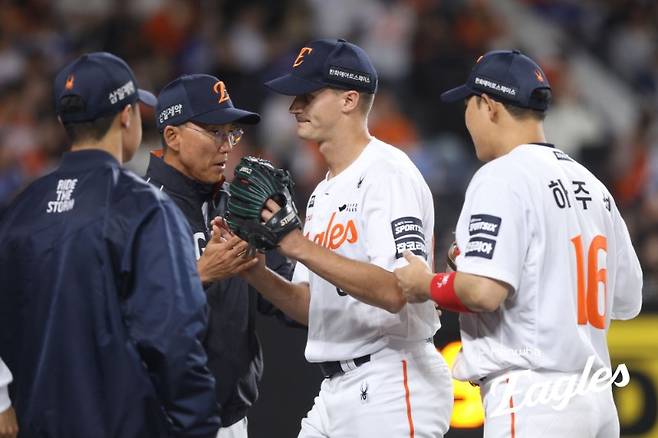 '한화 임시 마무리' 쿠싱, 5점 지고 있는데 갑자기 등판?…17일 우천취소 고려했을까 [대전 현장]