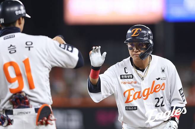 도대체 왜? 한화 비디오판독 신청 패스 미스터리…선수 시그널에도 벤치는 요지부동, 그렇게 영원히 '아웃'으로 남았다