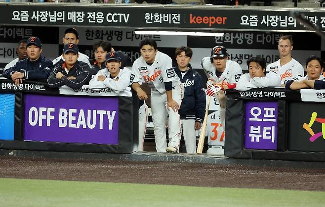 도대체 왜? 한화 비디오판독 신청 패스 미스터리…선수 시그널에도 벤치는 요지부동, 그렇게 영원히 '아웃'으로 남았다