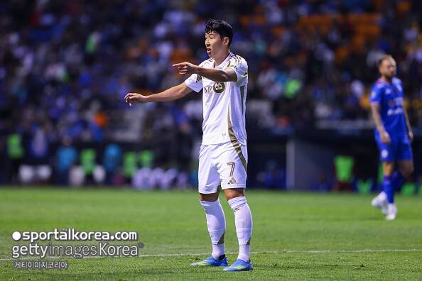 손흥민, '꼬마 팬 울렸다!'...'4-1 대승' 4강 견인→미담까지 쇄도, SON 팬 서비스에 감격한 소년