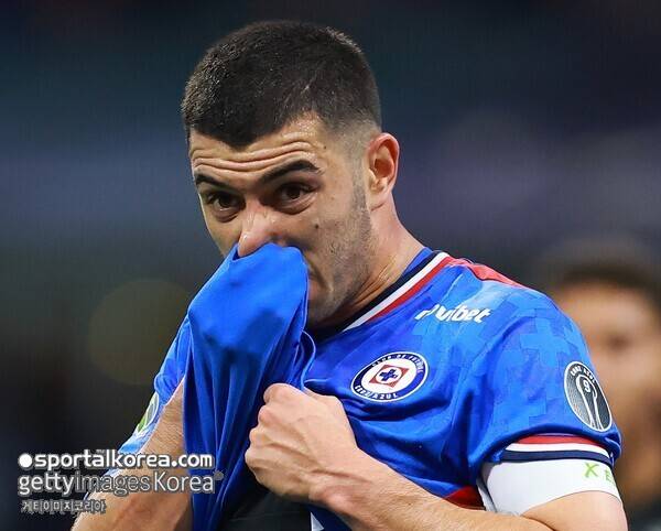 손흥민, '꼬마 팬 울렸다!'...'4-1 대승' 4강 견인→미담까지 쇄도, SON 팬 서비스에 감격한 소년