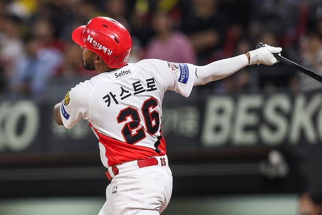 ‘후련한 한 방’ 카스트로, 마음껏 기뻐해도 되는데…“모두 잘해서 승리” 동료들 앞세웠다 [SS스타]