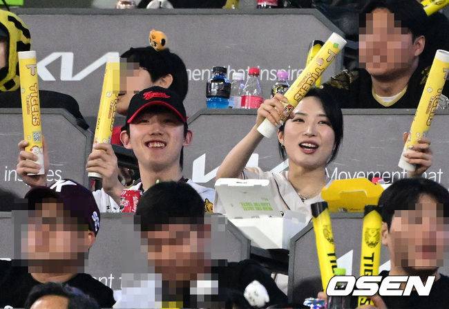 김도영 열혈팬 '람보르길리', 금빛 기운 담아 승리요정 등극[지형준의 Behind]