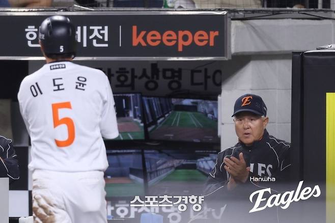 한화 벤치는 왜 채은성 타구의 비디오 판독을 포기했을까···연패에 각종 불명예 기록, 판독 포기 논란까지 떠안은 안화