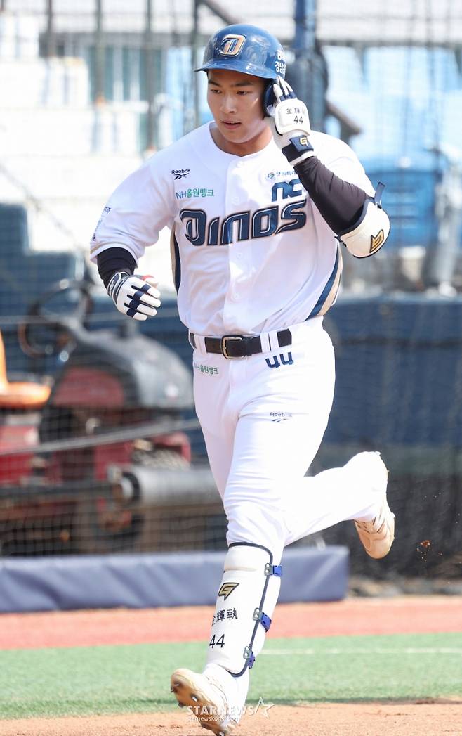 '147㎞ 직구 강타' NC 김휘집, 오른쪽 손목 골절로 1군 엔트리 제외→수술은 피했다 '최소 6주 예상' [오피셜]