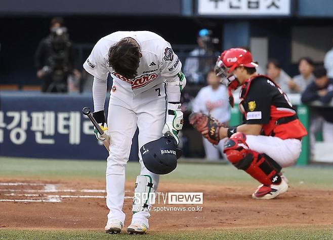 KIA에서 12년, 유니폼은 바뀌어도 정은 남아 있었다… 박찬호 90도 인사에 KIA팬들도 따뜻한 격려