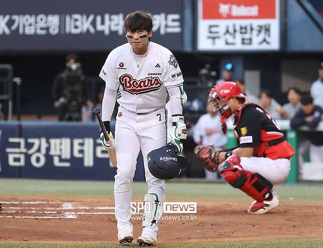 KIA에서 12년, 유니폼은 바뀌어도 정은 남아 있었다… 박찬호 90도 인사에 KIA팬들도 따뜻한 격려