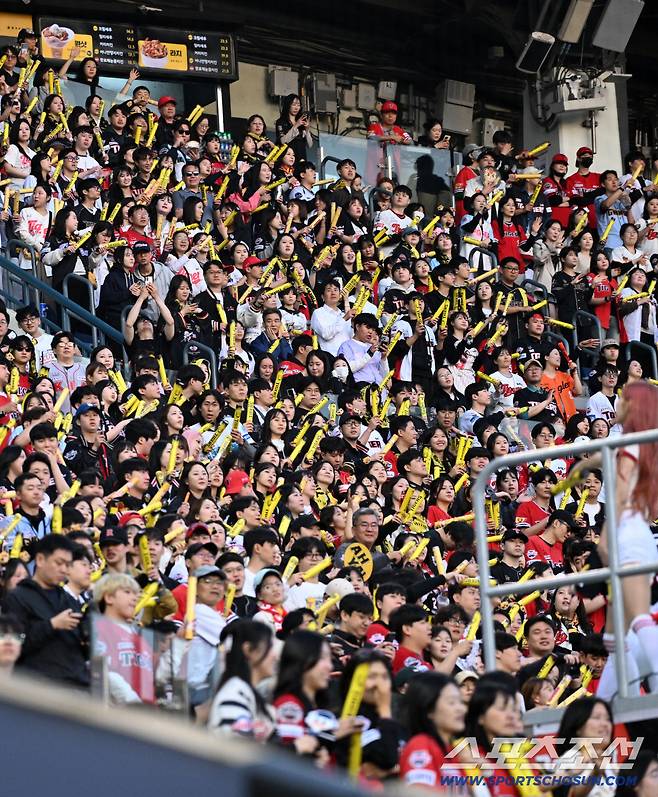 '야구 인기 이렇게 뜨겁나' 금요일밤 잠실구장 매진! 2만3750석 솔드아웃