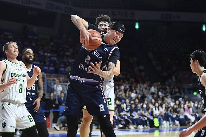 [KBL 6강 PO 플레이어] 인터뷰장을 초토화 시킨 ‘3차전 MVP’ 최준용의 폭탄 발언, “정규리그는 죄송한데...”