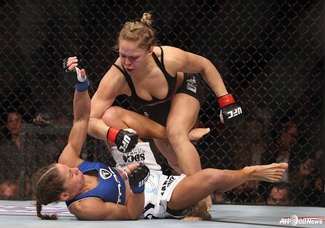 '파격' 女 최강 파이터 론다 로우지