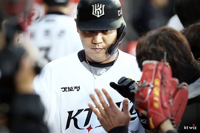 '16억 주고' 잡은 FA 포수, 홈런-타점 당당히 1위! 프로 19년 만에 이런 봄 없었다…그런데 왜