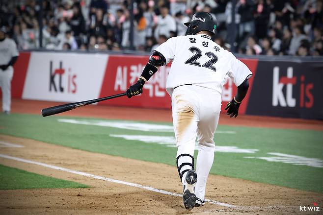 '16억 주고' 잡은 FA 포수, 홈런-타점 당당히 1위! 프로 19년 만에 이런 봄 없었다…그런데 왜