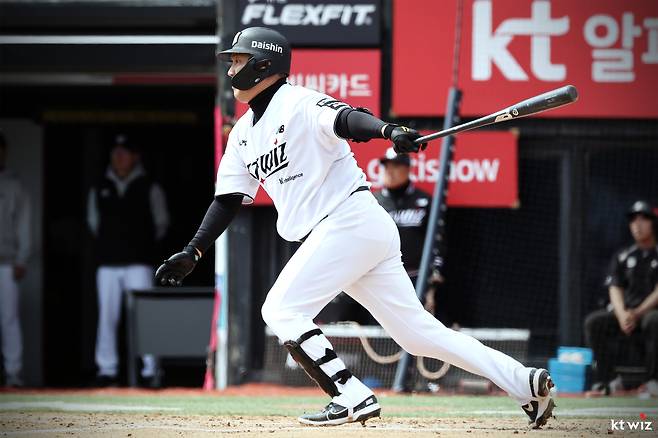 '16억 주고' 잡은 FA 포수, 홈런-타점 당당히 1위! 프로 19년 만에 이런 봄 없었다…그런데 왜