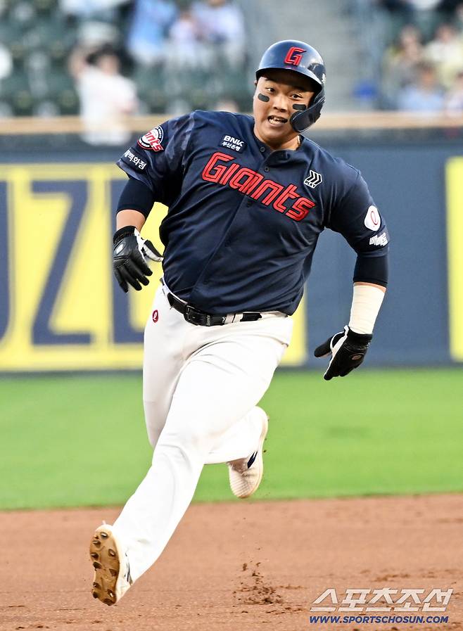 노시환처럼 터질 수 있나? '도박 듀오' 돌아오면 한동희 자리는…