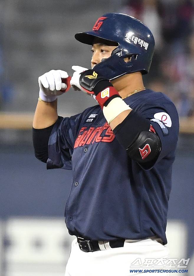 노시환처럼 터질 수 있나? '도박 듀오' 돌아오면 한동희 자리는…