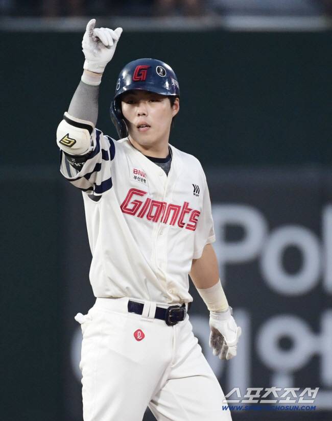 노시환처럼 터질 수 있나? '도박 듀오' 돌아오면 한동희 자리는…