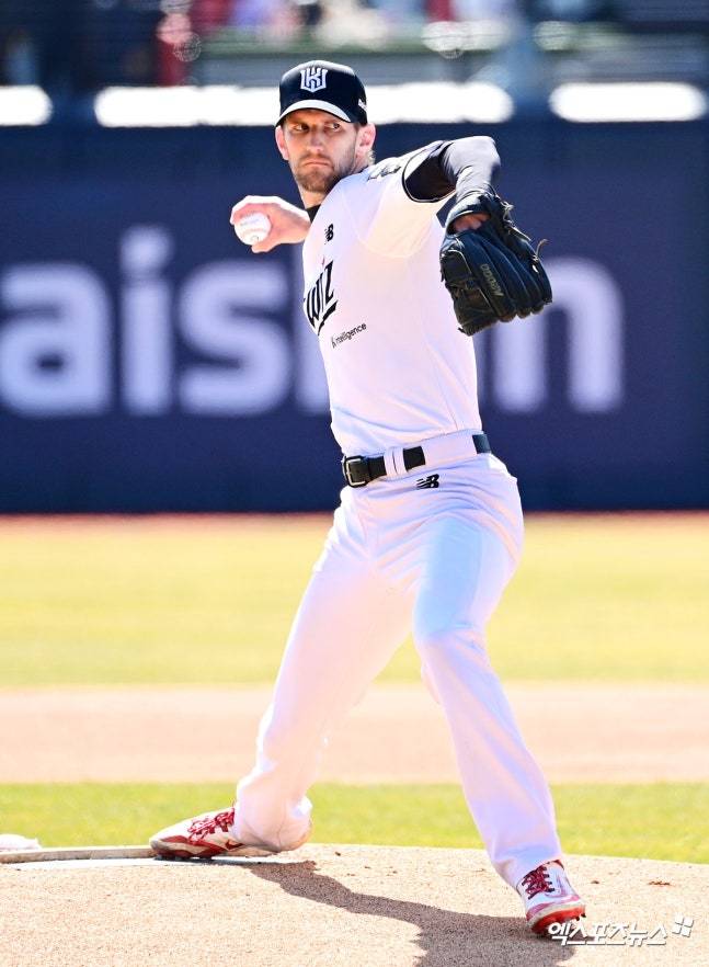 [오피셜] 'KBO 45년 최초 초대형 한국신기록 나왔다!'…KT 보쉴리, 데뷔 후 20이닝 연속 무실점 달성→페디 넘고, 새 역사 주인공 됐다 (수원 라이브)