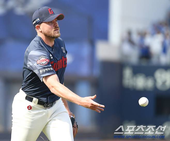 롯데 깜짝! '156㎞ 직구+5K 불꽃투' 외인+2루수 전격 동시 교체…부산에 무슨 일? [부산리포트]