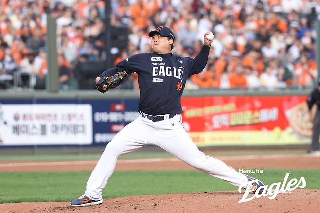 '6연패' 한화 드디어 승리 보인다!…류현진 5이닝 무실점→6회 3-0 리드 [부산 라이브]