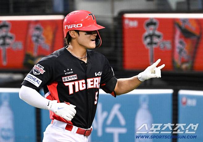 '잠실 대폭발' 김도영, 8회 전율의 역전 투런포 쐈다