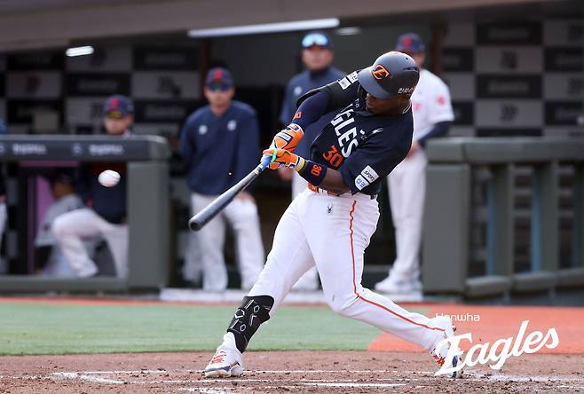 '6연패 탈출' 한화 마침내 이겼다…류현진 7이닝 완벽투+페라자 3안타→롯데 5-0 제압 [사직:스코어]