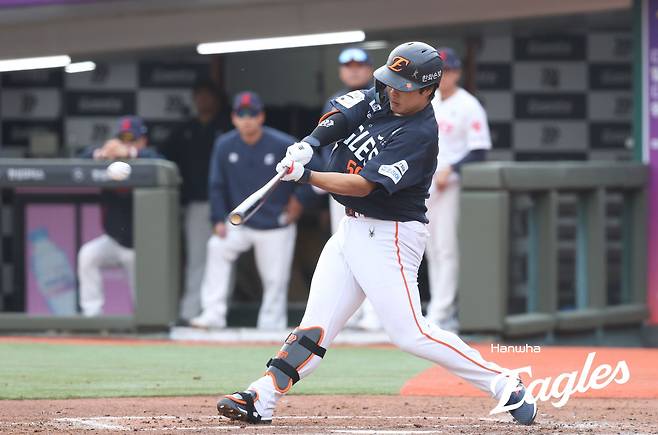 '6연패 탈출' 한화 마침내 이겼다…류현진 7이닝 완벽투+페라자 3안타→롯데 5-0 제압 [사직:스코어]