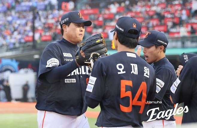 '6연패 탈출' 한화 마침내 이겼다…류현진 7이닝 완벽투+페라자 3안타→롯데 5-0 제압 [사직:스코어]