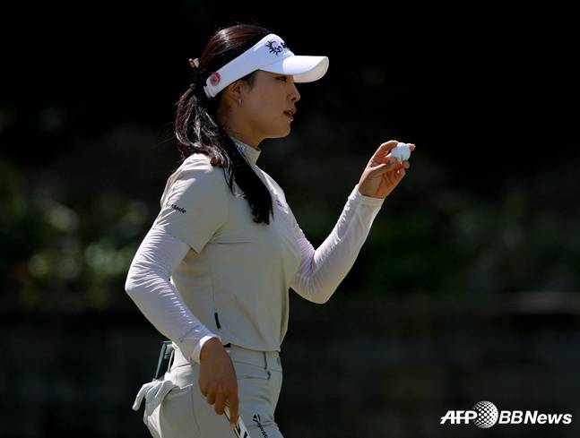'시즌 첫 승 보인다' 김세영, 3R 단독 선두 등극... 윤이나도 우승 도전 '2타 차' 3위 [LPGA]