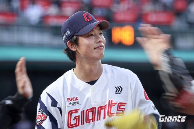 '와' 롯데가 기다릴 만했네! 첫 등판부터 3⅔이닝 무실점 쾌투, '어지럼증' 156㎞ 외인 강판 빠르게 잊혔다 [부산 현장]