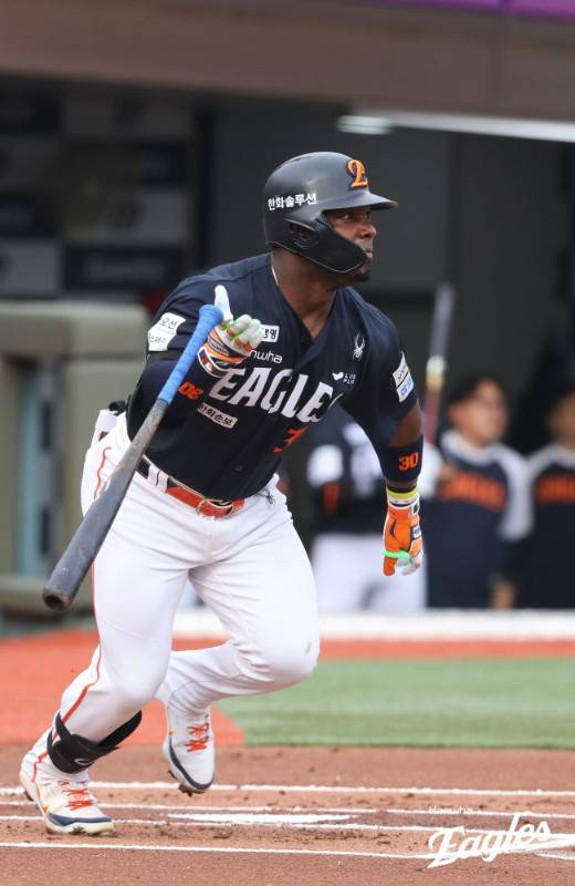 수비는 아쉬워도 공격은 확실, 미워할 수가 없네…'3안타 1볼넷' 폭주!