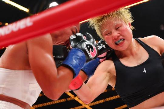 한국 여자복싱 간판 신보미레, 세계 챔피언 바움가드너에 10라운드 혈투 끝 판정패