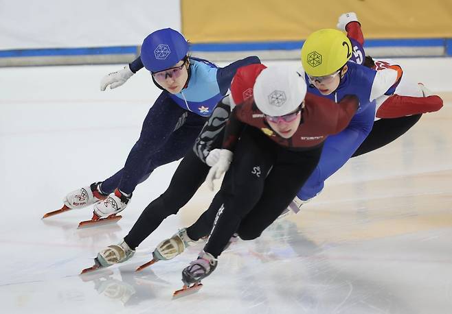 '비통하다' 최민정, 목발 신세라니…'치명적 인대 부상', 그럼에도 대표선발전 5종목 1위→'올림픽 金4' 곧장 치료 돌입
