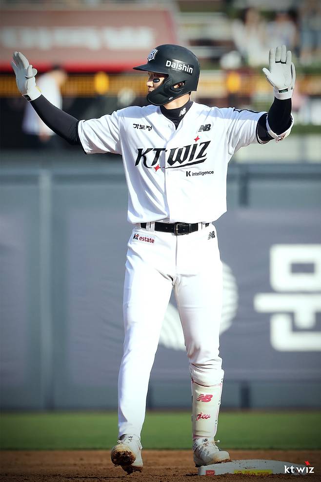 콜업 3일 만에 벌써 '결승타 2번'이라니! 안우진 156km 강속구 강타→4연승 이끈 2루타…