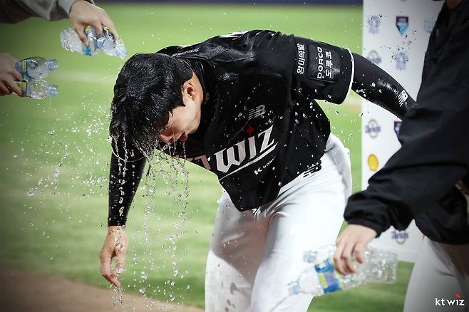 콜업 3일 만에 벌써 '결승타 2번'이라니! 안우진 156km 강속구 강타→4연승 이끈 2루타…