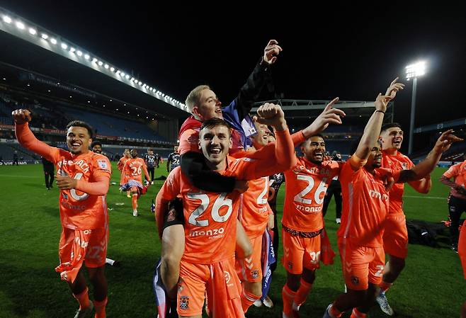 양민혁 외면한 램파드, 결국 눈물...2부 17위→25년만의 EPL 승격 이끈 후