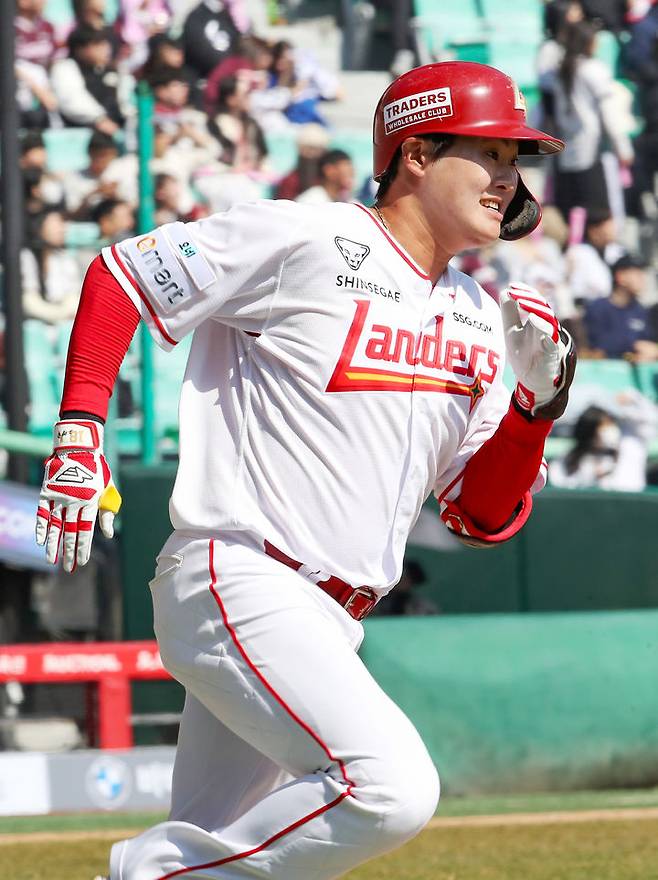 공에 맞은 SSG 고명준, 손목 골절로 전열 이탈…칼 빼든 롯데, 4명 1군 제외