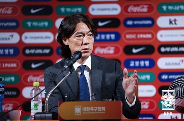 팬들 앞에서 나설 시간은 없고, 축구인끼리 골프칠 시간은 있고? 홍명보호, 출정식 거르고 월드컵 간다