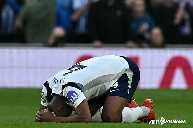 '내가 잔류 희망 날렸구나' 무릎 꿇고 절망한 토트넘 수비수